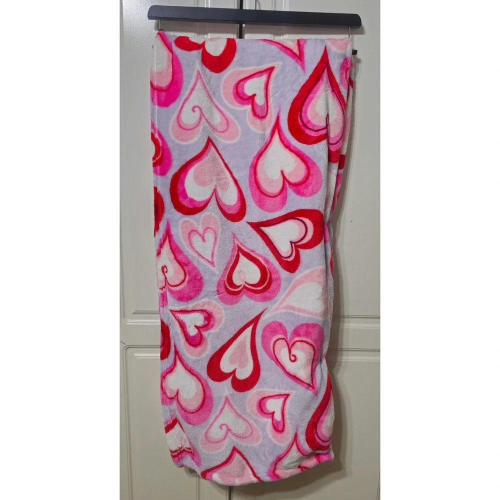 Betsey Johnson Ultra Soft Plush Throw Blanket Hearts Pink Valentine's Day 50x70